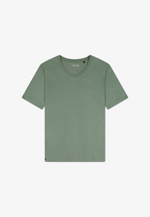 T-shirt à manches courtes en V en vert clair, fabriqué en coton doux. Il présente un ourlet droit et une étiquette de marque discrète près du bas à gauche.