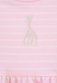 Tessuto a righe rosa con orlo a volant, caratterizzato da un design di giraffa ricamato in argento al centro. Materiale morbido e leggero.