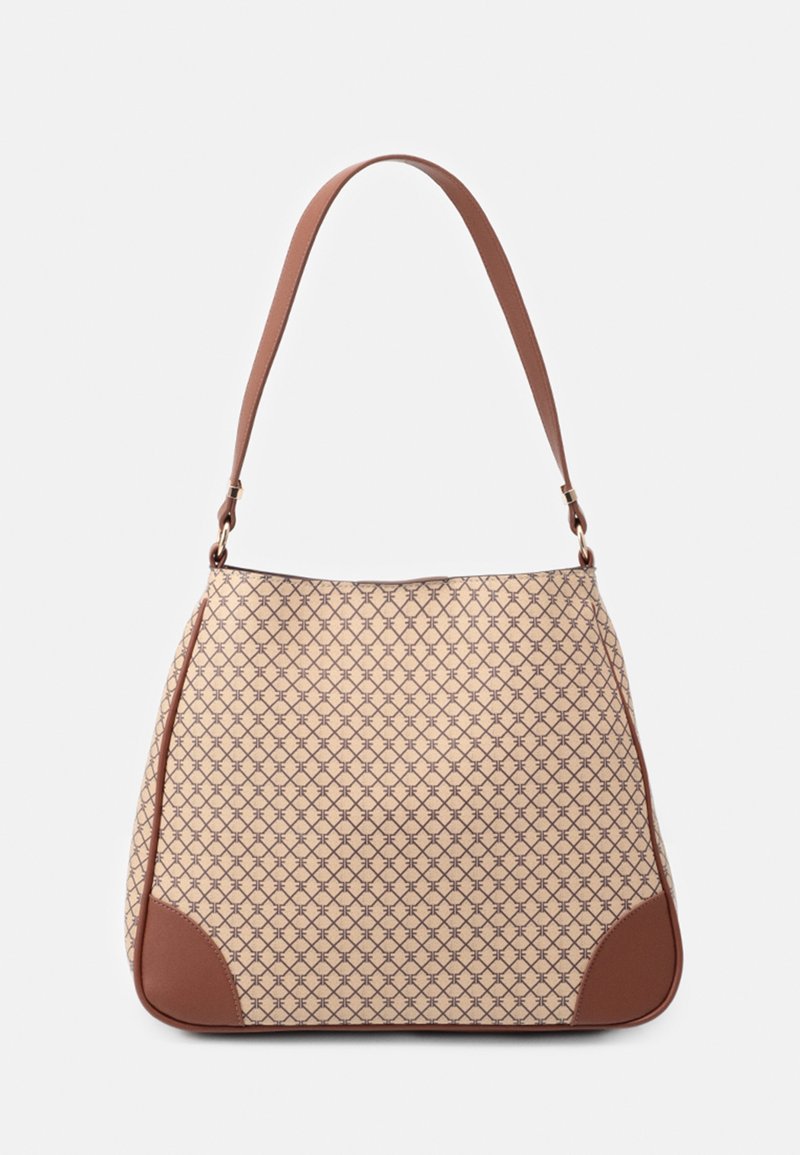 Sac à bandoulière beige et marron à motifs avec une seule sangle réglable et des coins en cuir marron sur un fond uni.