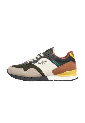 Zapatilla que combina materiales de ante y malla, con una paleta de colores en beige, verde oscuro y marrón. Destaca un acento amarillo en el talón.