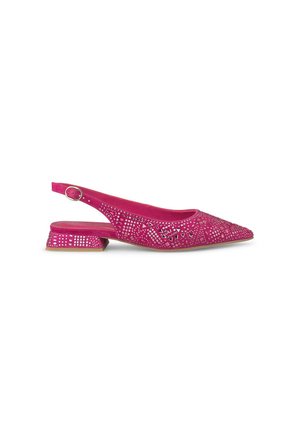 Escarpin en daim rose avec un bout pointu, motif découpé orné et design à talon bloc. Bride ajustable avec une boucle en métal.