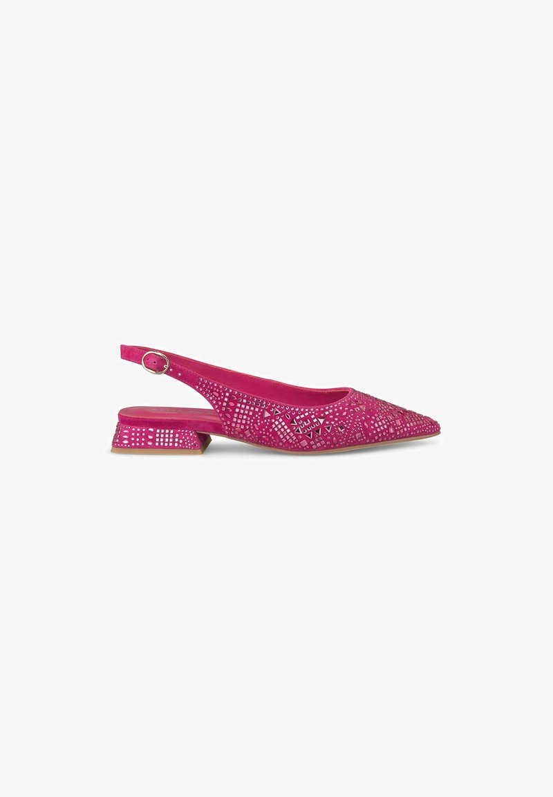 Roze suede slingback schoen met een spitse neus, versierd met een uitgesneden patroon en een blokhak. Verstelbare band met een metalen gesp.