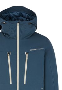 Blaue Kapuzenjacke mit Reißverschlüssen vorne, Belüftungsöffnungen nahe dem Hals und "Protest Pure Green" Logo auf der Brust.