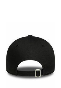 Schwarze Baseballmütze mit gebogenem Schild, strukturiertem Stoff und einem verstellbaren Riemen auf der Rückseite mit einer metallischen Schnalle.