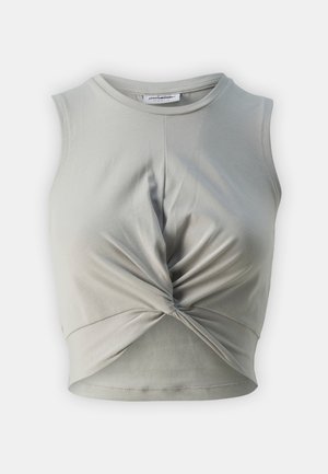 Harmaa puuvillainen lyhyt toppi, jossa on pyöreä kaula-aukko ja hihaton muotoilu. Tässä on kierretty etuosan yksityiskohta ja sileä, pehmeä tekstuuri.