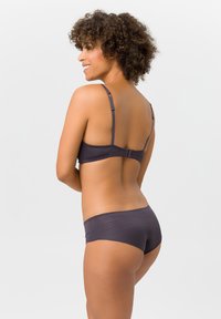 Dunkelgrau Wäscheset mit einem nahtlosen BH mit verstellbaren Trägern und einem passenden Taillenslip mit einer weichen, glatten Textur.