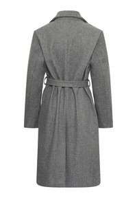 Manteau en laine gris avec des manches longues, taille ceinturée et col classique. Tissu texturé avec une coupe droite, longueur mi-mollet.