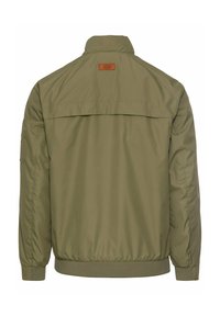 Olivgrüne Bomberjacke mit hohem Kragen, gerippten Bündchen und Saum. Verfügt über ein Lederetikett auf dem oberen Rücken und eine glatte Textur.