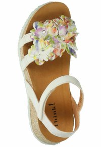 Weiße Sandalen mit floralen Verzierungen, Korkfußbett, zweigem Strap-Design und strukturiertem Gummisohle. Enthält dekorative Strasssteine auf den Blumen.