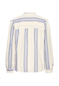 Chemise blanche à rayures verticales bleues et grises, manches longues avec poignets à boutons, et broderie texturée le long des coutures.