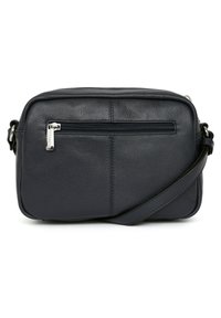 Borsa a tracolla in pelle nera di forma rettangolare, con una tasca anteriore con zip e una tracolla regolabile. Superficie texturizzata e linee pulite.
