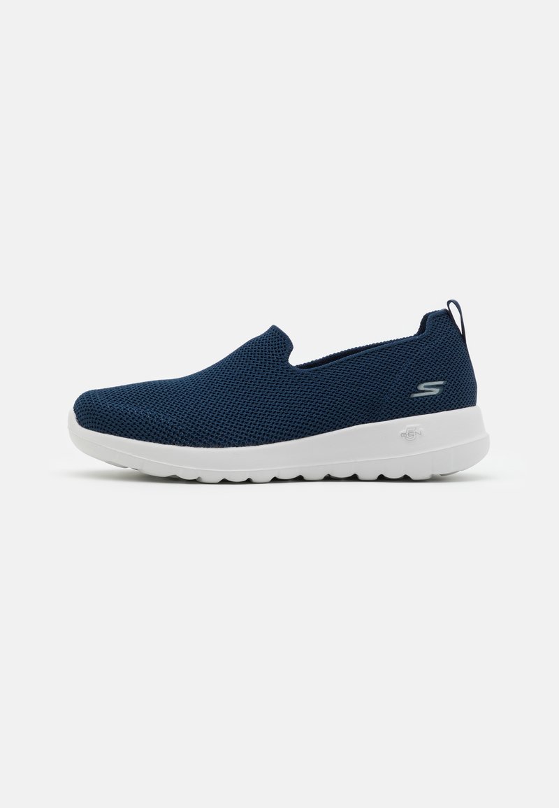 Chaussure slip-on marine avec une tige en mesh respirant, semelle en caoutchouc blanc et un logo subtile sur le côté. Design léger et flexible.