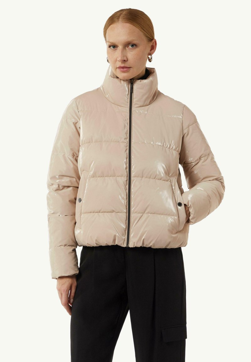 Kurtka puchowa w błyszczącym, jasnoróżowym materiale, krótki fason z wysokim kołnierzem, zamek błyskawiczny z przodu oraz bocznymi kieszeniami. Charakteryzuje się poziomym przeszyciem.
