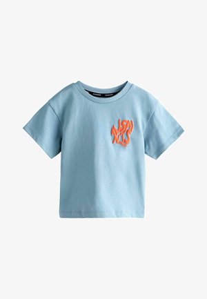 Világoskék rövid ujjú pamut póló kerek nyakkivágással, a bal mellrészen kis narancssárga textúrált "AllSaints" felirattal.