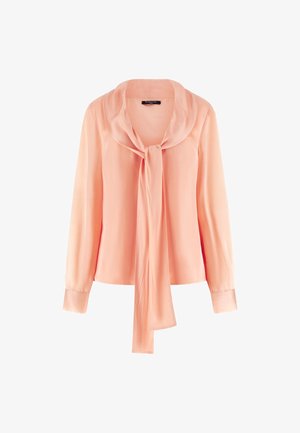 Blusa de manga larga color rosa claro con un amplio cuello y detalle de lazo delantero, fabricada con tela lisa y ligeramente brillante.