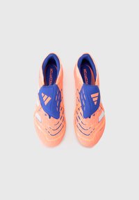 Scarpe da ginnastica arancioni brillanti con una parte superiore texturizzata, caratterizzate da accenti blu e un design aderente. Strisce ben visibili migliorano la silhouette.