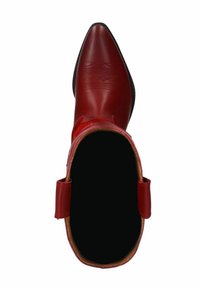 Botte de cow-boy en cuir rouge avec un bout pointu, des coutures décoratives sur le tige et un intérieur noir. Elle a une hauteur de cheville courte.