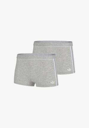 Dos pares de pantalones cortos deportivos grises con franjas blancas en los laterales y el logo de Adidas en la pierna izquierda, mostrados desde vistas frontal y trasera.