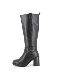 Bota de cuero negro hasta la rodilla con punta redonda, tacón grueso y acento de hebilla ajustable en el tobillo. Textura suave, tira de agarre lateral.
