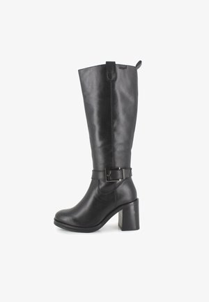 Bota de cuero negro hasta la rodilla con punta redonda, tacón grueso y acento de hebilla ajustable en el tobillo. Textura suave, tira de agarre lateral.