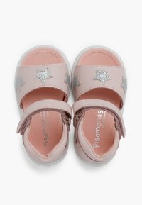 Růžové sandály se stříbrnými hvězdnými akcenty, nastavitelné popruhy, hladký kožený svršek a bílé gumové podrážky. Lehký a otevřený design v oblasti prstů.