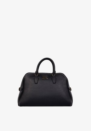Borsa in pelle nera con texture, doppie maniglie, cuciture bianche lungo i bordi e un emblema logo metallico al centro anteriore.