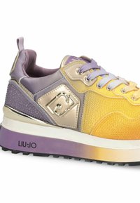 Multicolor tenisky s žlutými, fialovými a zlatými akcenty, texturovanými panely, šněrovacím designem a brandingem "Liu Jo" na podrážce.