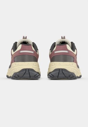 Par chunky sneakers i beige, vinrød og grå farver vist bagfra på en ensfarvet lys baggrund.