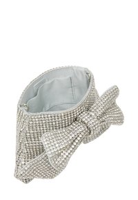 Ezüst színű, kis strasszokkal borított clutch táska, masnis díszítéssel és sima bélésű belső zsebbel. Felül cipzáras záródás.