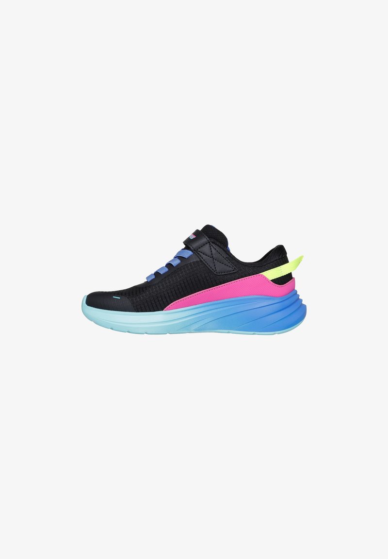 Zapatilla deportiva negra con parte superior de malla, con cordones azules, acentos en rosa y verde neón en el lateral, y una suela azul degradada.