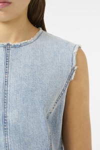 Top de denim sem mangas em azul claro, com bordas desfiadas, costuras visíveis e decote arredondado. O material tem uma textura suave.