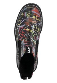 Czarne botki za kostkę z kolorowym wzorem graffiti, elastycznymi panelami bocznymi i uchwytem do zakupu. Posiadają grubą, teksturowaną podeszwę i solidne szwy.