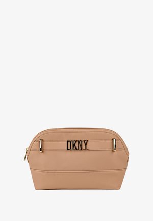 Neceser cosmético DKNY en cuero sintético beige, con herrajes en tono dorado y logo en relieve, con parte superior redondeada y cierre de cremallera.
