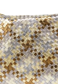 Vævet clutch taske med metallic læder i sølv, guld og kobber nuancer, der fremviser et ternet mønster og glat tekstur.