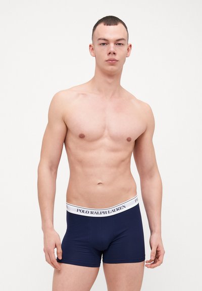 Boxer briefs azul-marinho com uma faixa branca apresentando o texto "POLO RALPH LAUREN". O tecido parece suave e elástico, ajustando-se confortavelmente ao corpo.