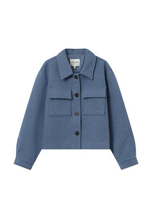 Veste bleue courte en tissu texturé, dotée d'un col, de deux poches avant et de boutons pression noirs.