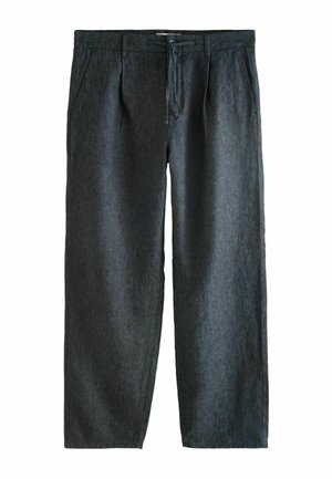 Dunkelgraue gerade geschnittene Hose mit vorderen Falten, Seitentaschen, Gürtelschlaufen und einem Knopf- und Reißverschluss, flach auf weißem Hintergrund liegend dargestellt.