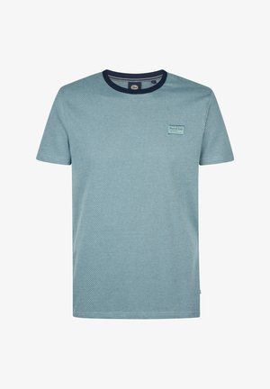 T-shirt bleu clair avec un motif texturé, col rond marine, et petite étiquette de logo sur la poitrine. Manches courtes et coupe décontractée.