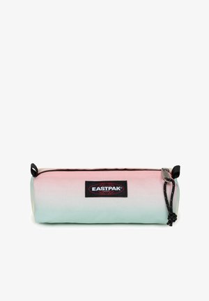 Etui in een verloop van roze en muntgroene kleuren, gemaakt van stof met een gladde textuur. Voorzien van een zwart Eastpak-logo en een ritssluiting.
