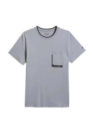 Jasnoszara koszulka z krótkim rękawem z czarną lamówką wokół okrągłego dekoltu i małą kieszonką z czarną metką na lewej stronie klatki piersiowej.