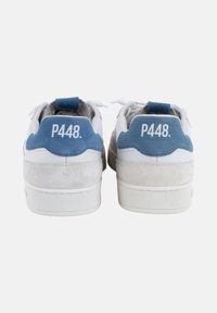 Zapatillas blancas y azul claro con un panel texturizado azul en el talón, cordones planos y la marca "P448" en la parte trasera.