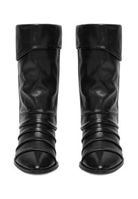 Czarne skórzane kozaki do kolan z marszczoną teksturą, zaostrzonymi noskami i złożonym mankietem u góry. Gładkie wykończenie, brak widocznych elementów metalowych.