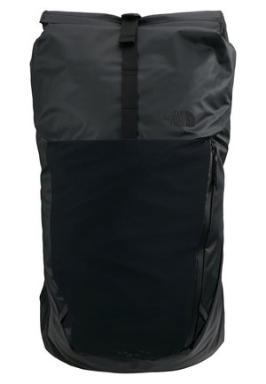 Czarny plecak z rolowanym zamknięciem, przednią kieszenią na suwak, zapięciem na klamrę oraz logo The North Face na górnym prawym froncie.