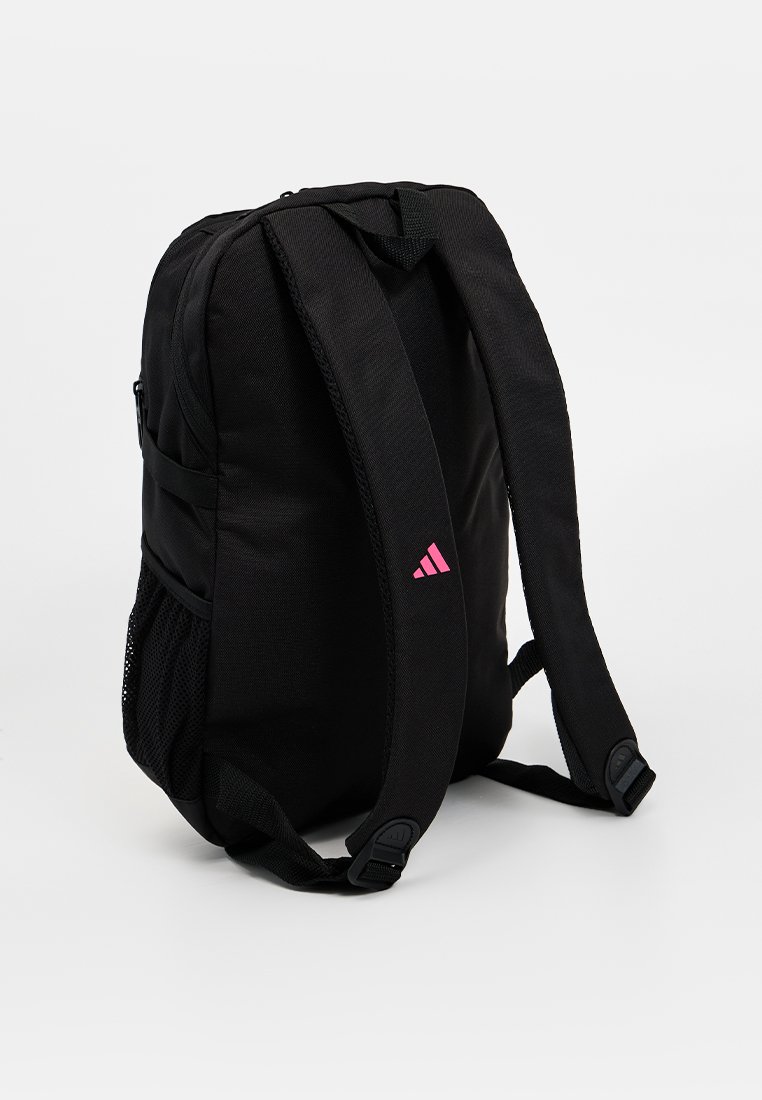 Mochila negra hecha de tela duradera con correas acolchadas para los hombros, bolsillo lateral de malla y un acento de logo rosa en la parte frontal inferior.