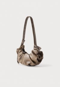 Barna bőrtáska összegyűrt dizájnnal és hosszú, állítható pánttal, melyen több lyuk található a méret beállításához.