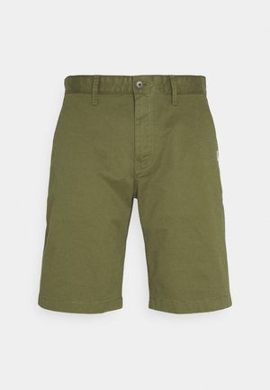 Shorts décontractés vert olive avec passants de ceinture, bouton à l'avant et fermeture éclair, présentés sur un fond clair uni.