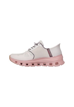 Lichtroze en witte Skechers Slip-Ins sneaker met een mesh bovenwerk, veters aan de voorkant en een gevoerde zool met ventilatiegaten.