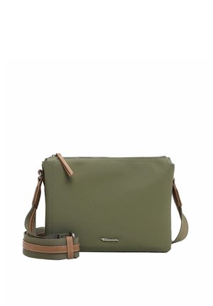 Olivengroene rechthoekige crossbodytas met verstelbare riem en ritssluiting aan de bovenkant, voorzien van een klein metalen merkembleem aan de voorkant.