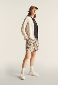 Freddy ANIMALIER CON VITA ELASTICIZZATA - Pantalón corto de deporte - white zebra animalier