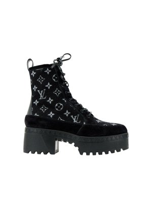 Sort snørestøvle med tyk rillede sål og Louis Vuitton monogrammønster i grå.